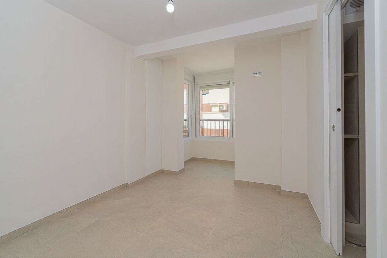 Piso en primera línea de playa en Benidorm — Dormitorio