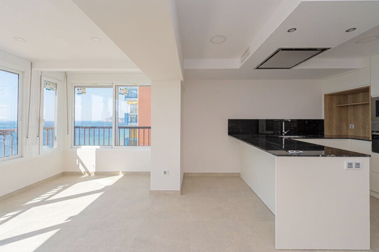 Piso en primera línea de playa en Benidorm — Cocina