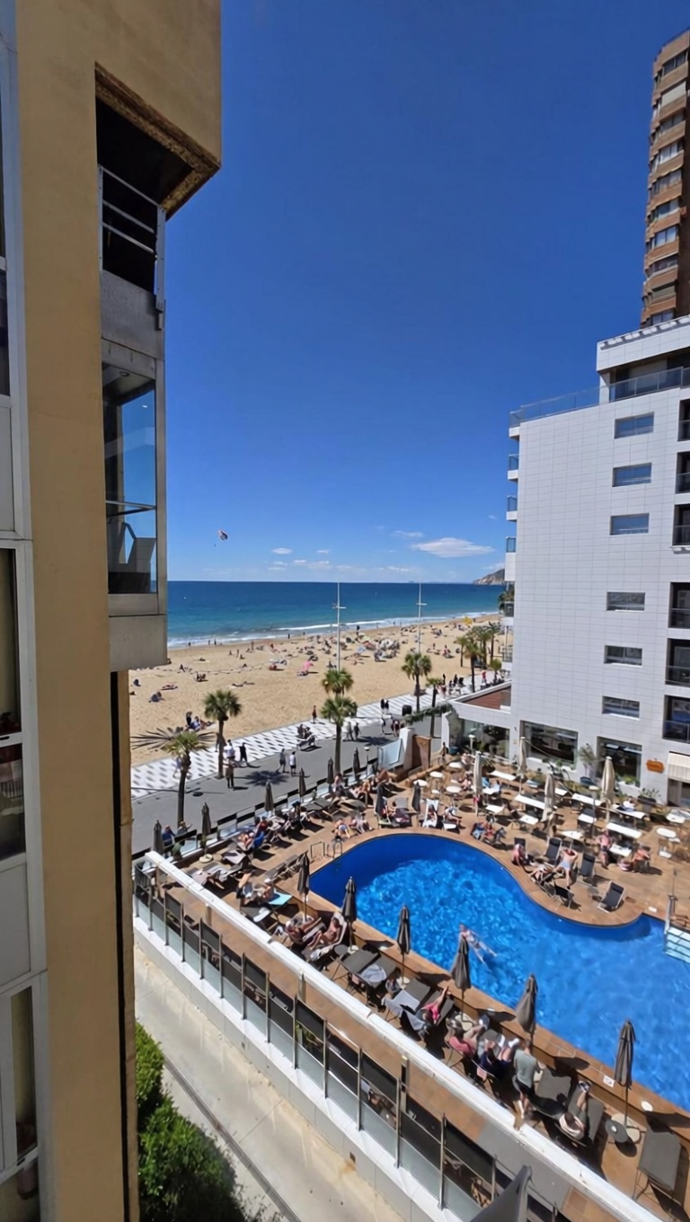 Piso en primera línea de playa en Benidorm — Vista mar