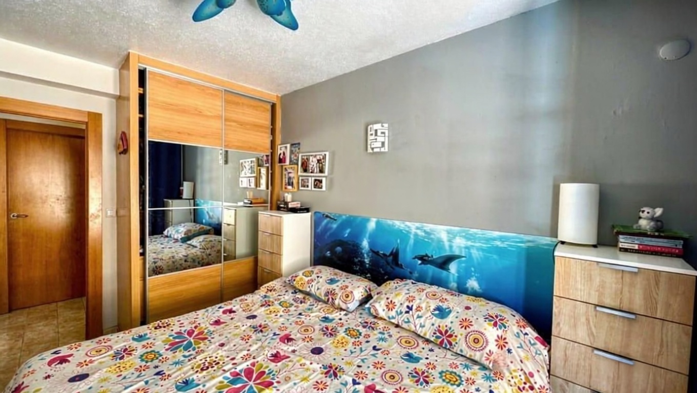 Piso en primera línea de playa en Benidorm — Dormitorio