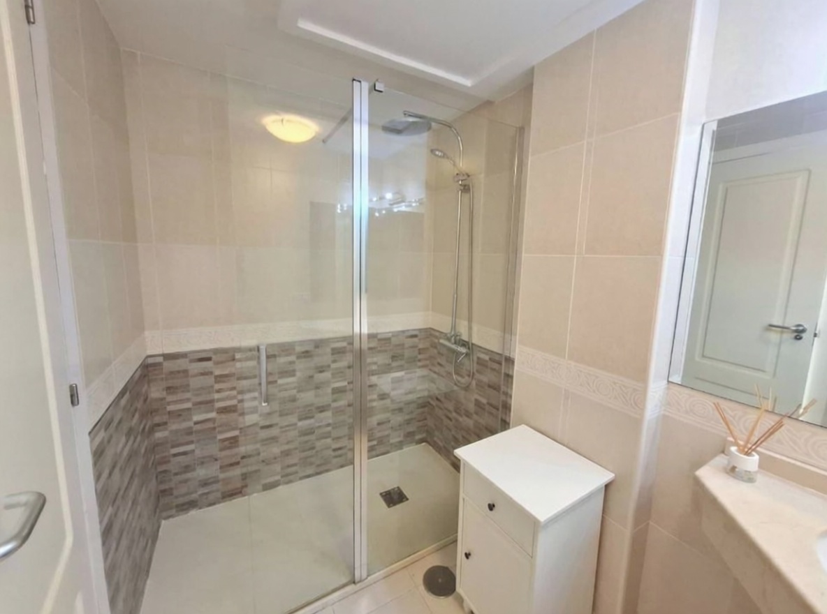 Flat in First Line of Beach in Benidorm — Bathroom