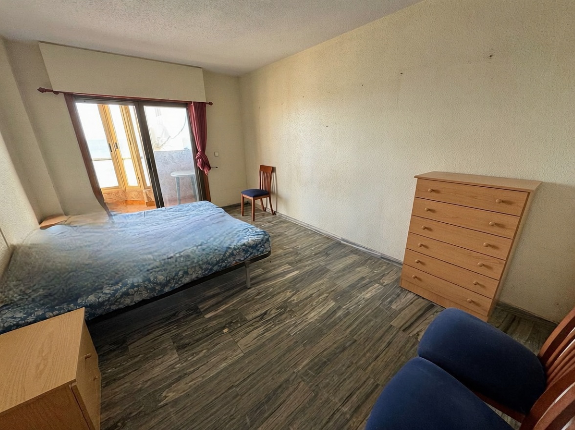 Piso en primera línea de playa en Benidorm — Dormitorio