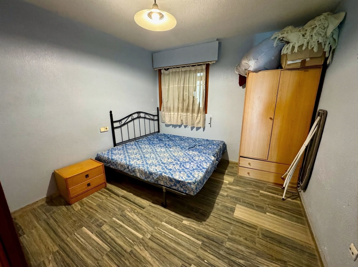 Piso en primera línea de playa en Benidorm — Dormitorio