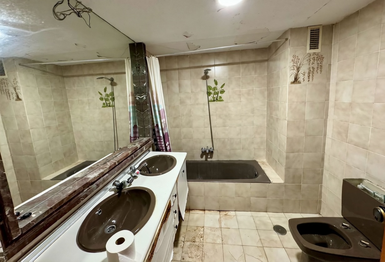 Piso en primera línea de playa en Benidorm — Baño