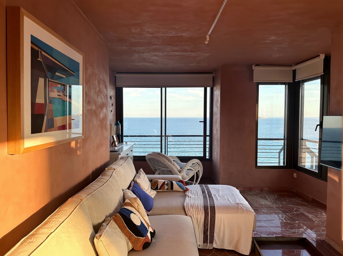 Piso en primera línea de playa en Benidorm — Salón