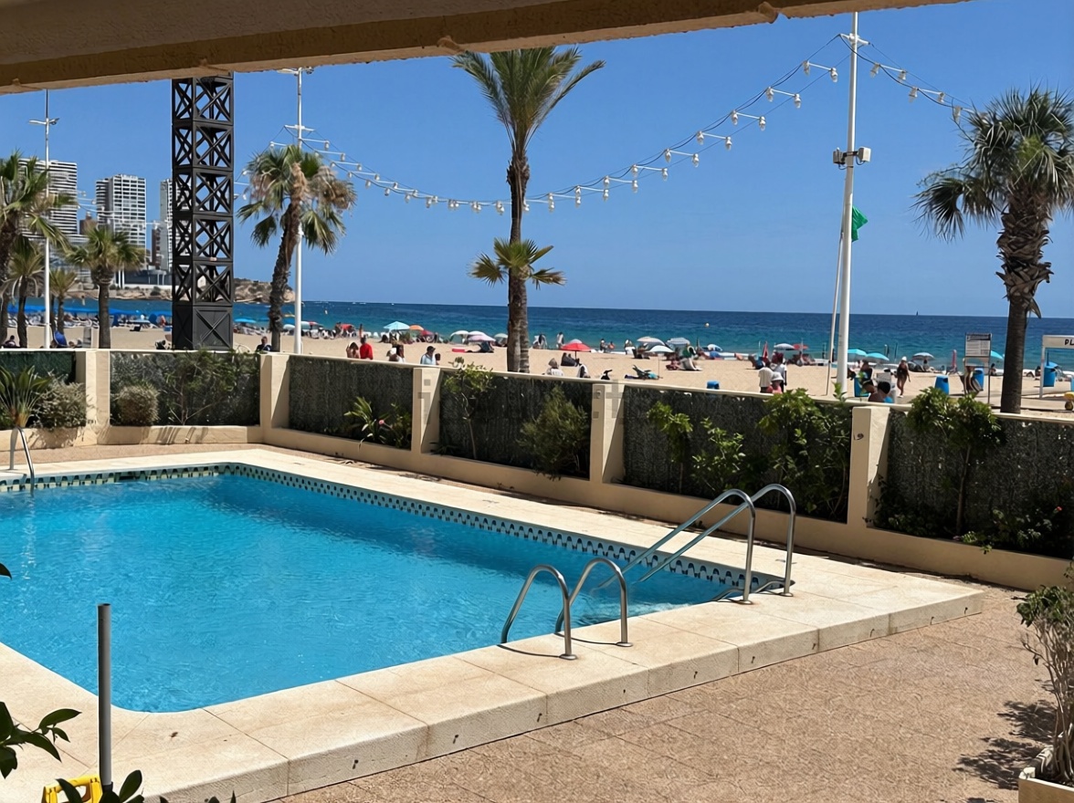 Piso en primera línea de playa en Benidorm — Piscina