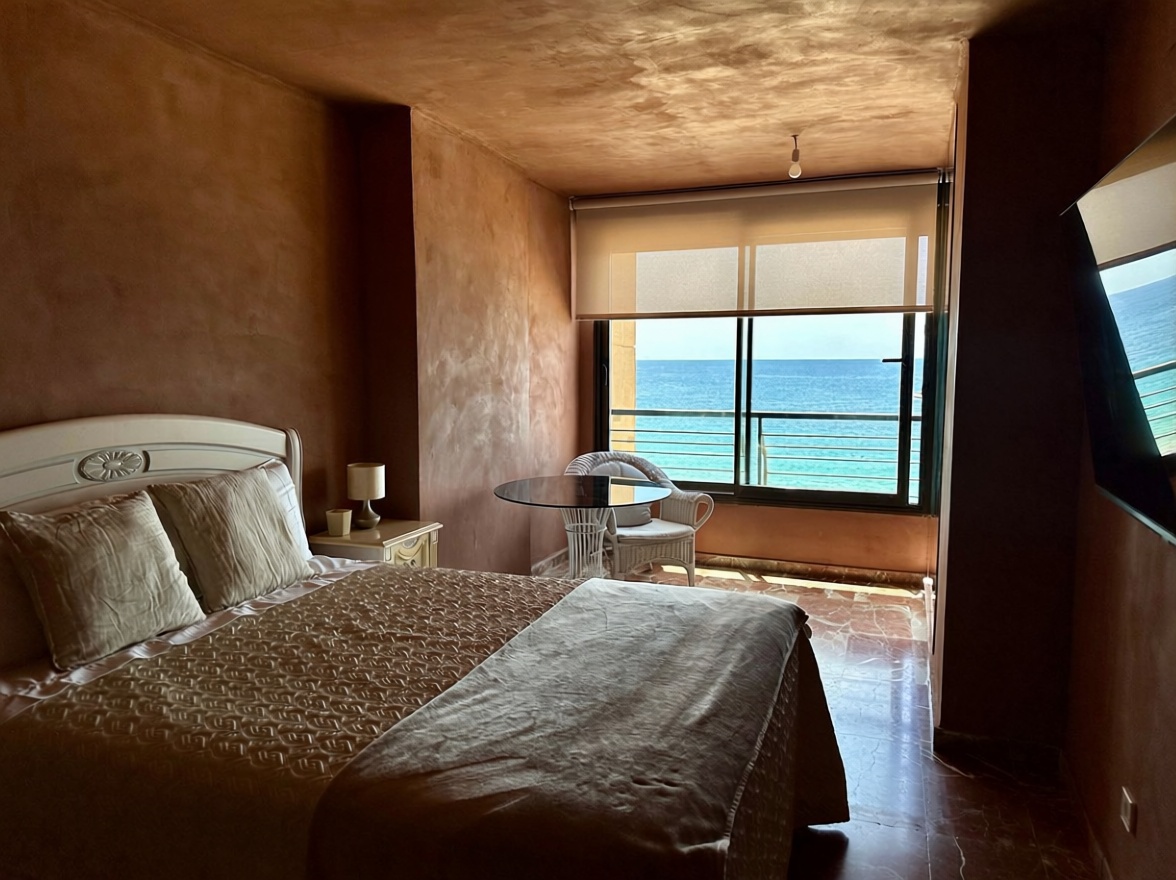 Piso en primera línea de playa en Benidorm — Dormitorio
