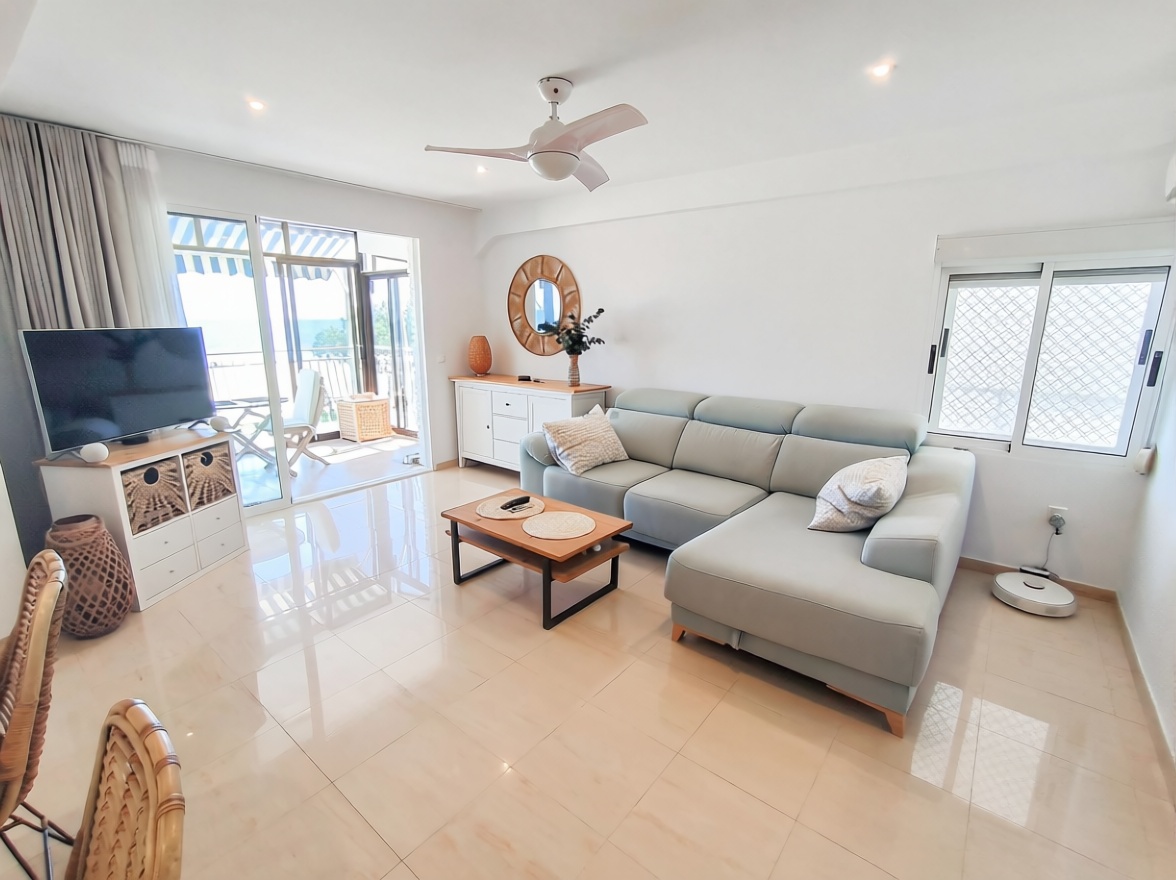 Piso en primera línea de playa en Benidorm — Sala