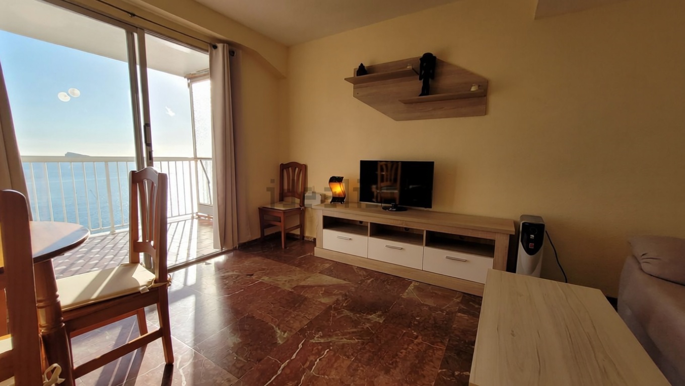Piso en primera línea de playa en Benidorm — Sala
