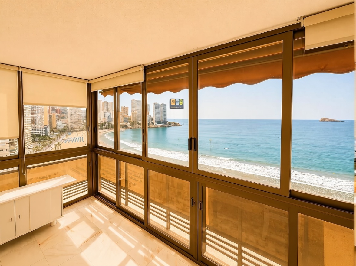 Piso en primera línea de playa en Benidorm — Terraço mar