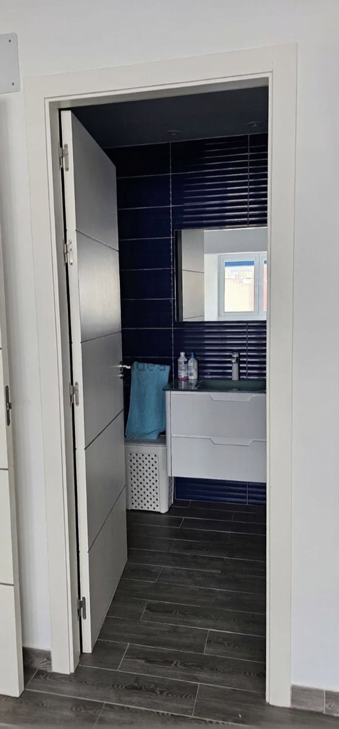 Apartamento em primeira linha de praia em Benidorm — Casa banho