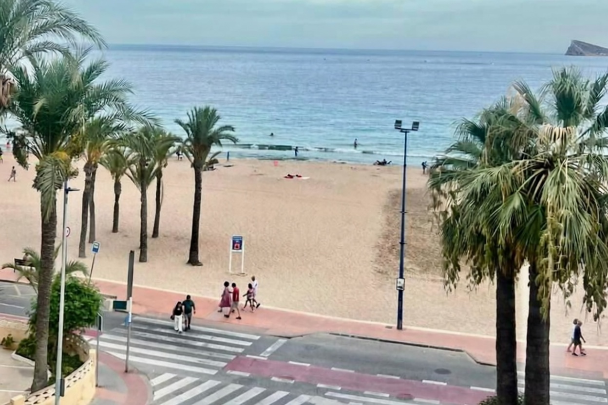 Piso en primera línea de playa en Benidorm — Vista mar