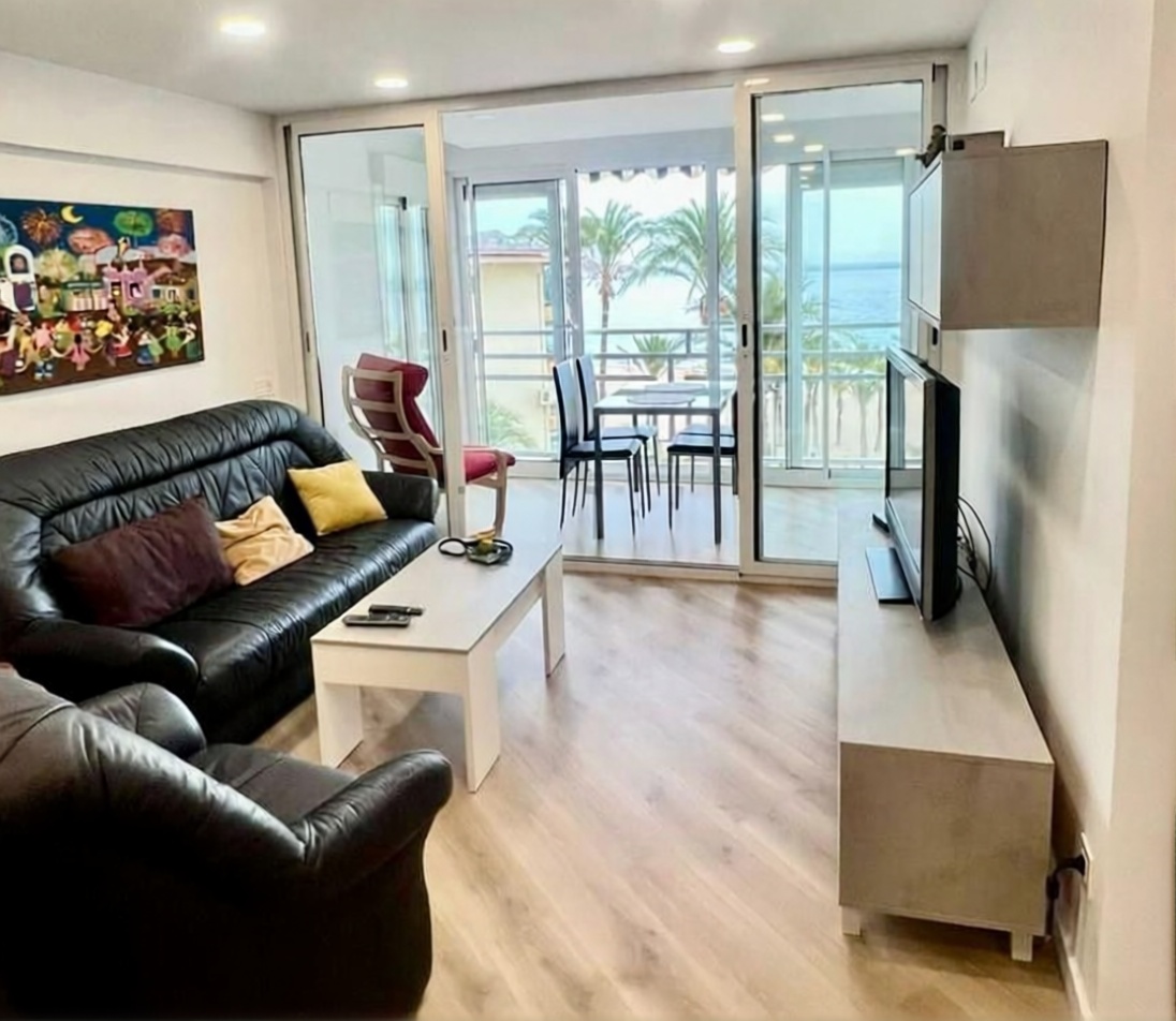 Piso en primera línea de playa en Benidorm — Salón