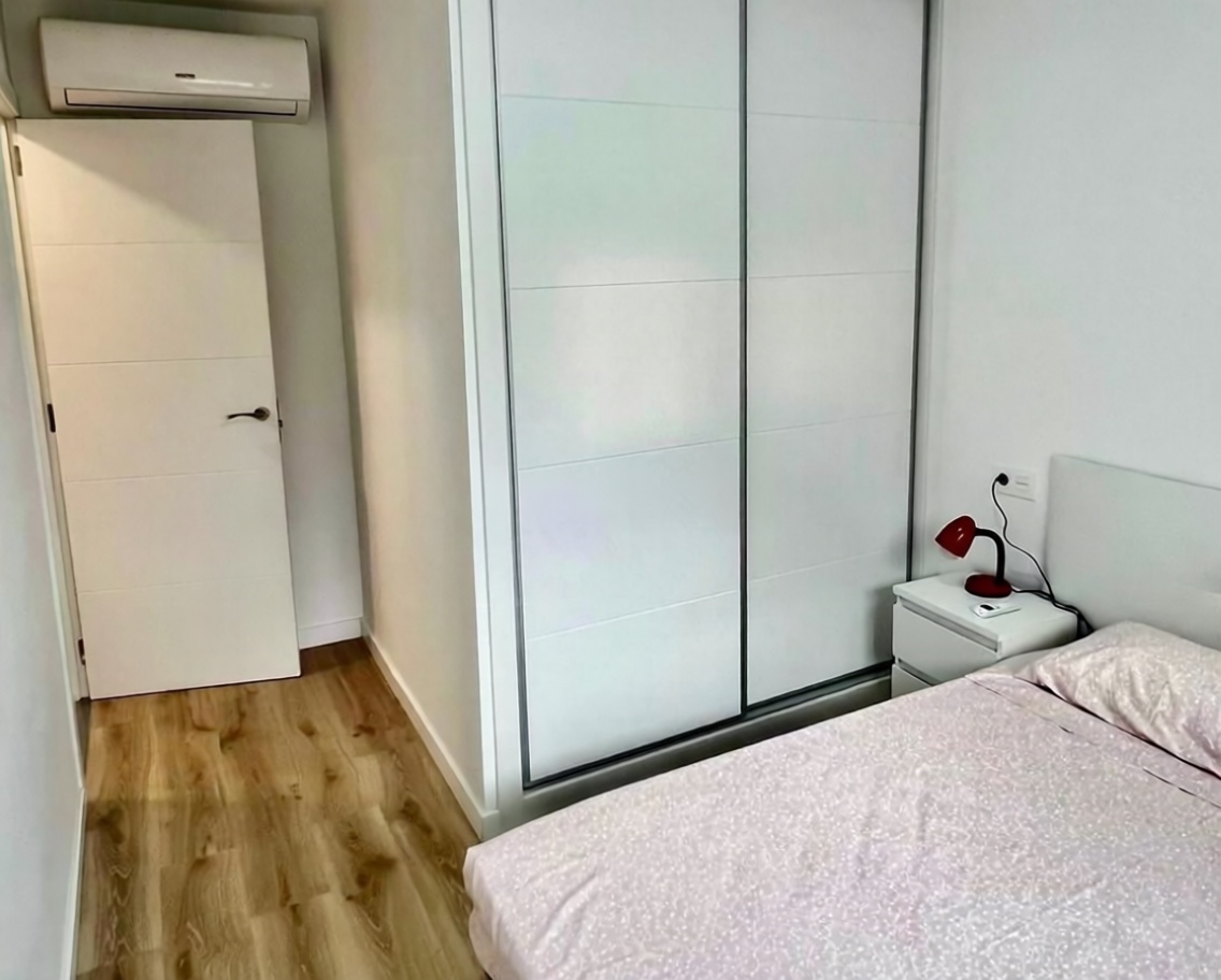 Piso en primera línea de playa en Benidorm — Dormitorio