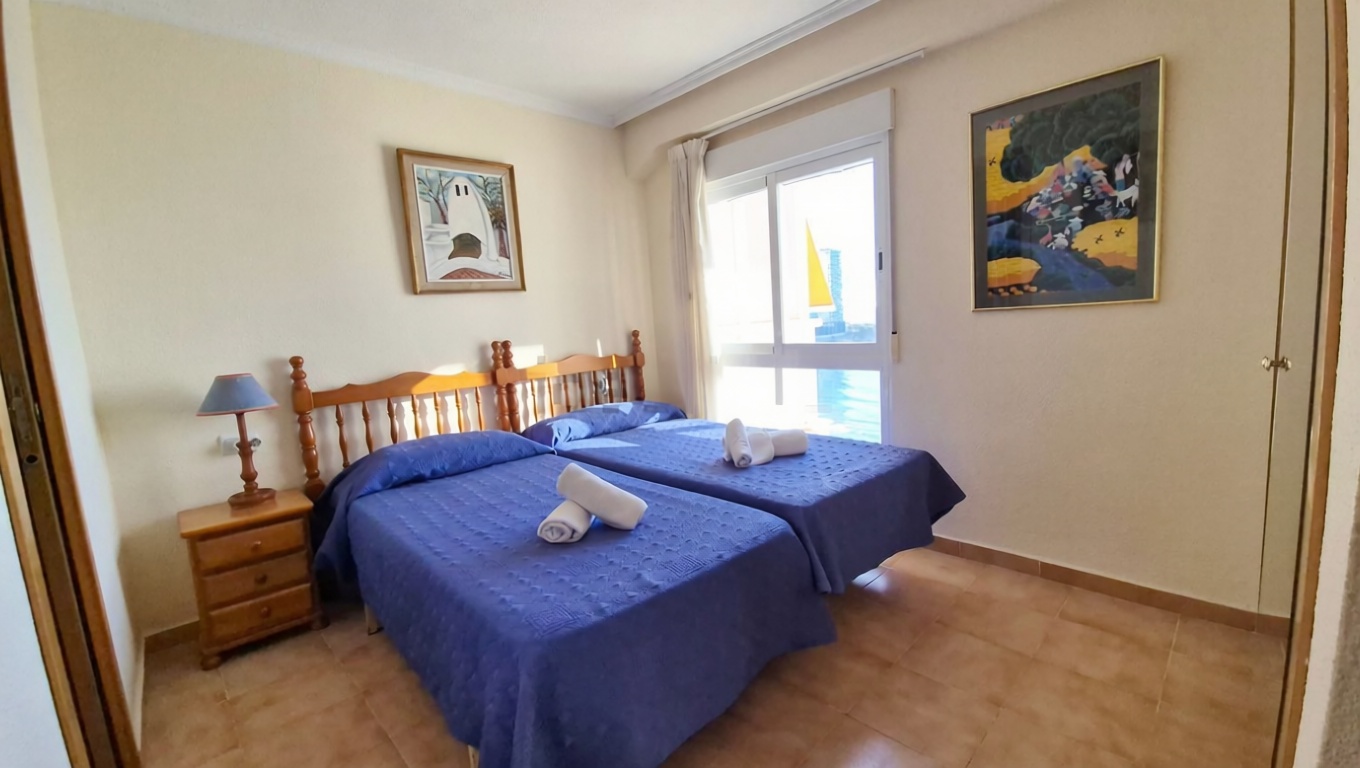 Piso en primera línea de playa en Benidorm — Dormitorio