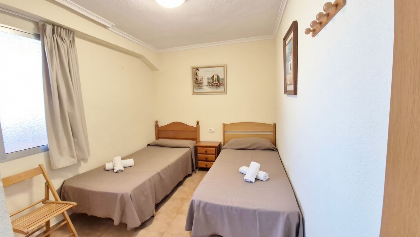 Piso en primera línea de playa en Benidorm — Dormitorio