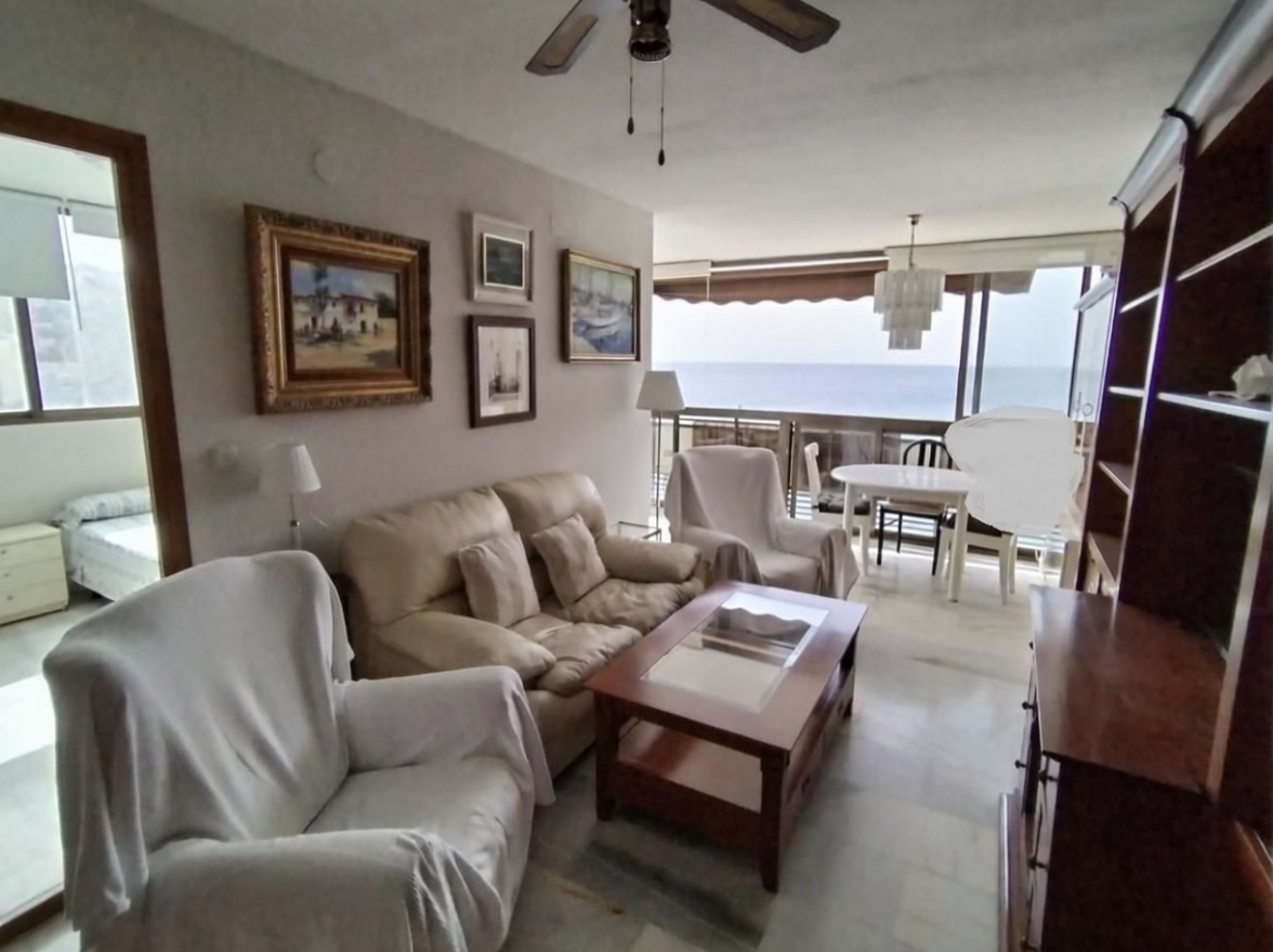 Apartamento em primeira linha de praia em Benidorm — Sala