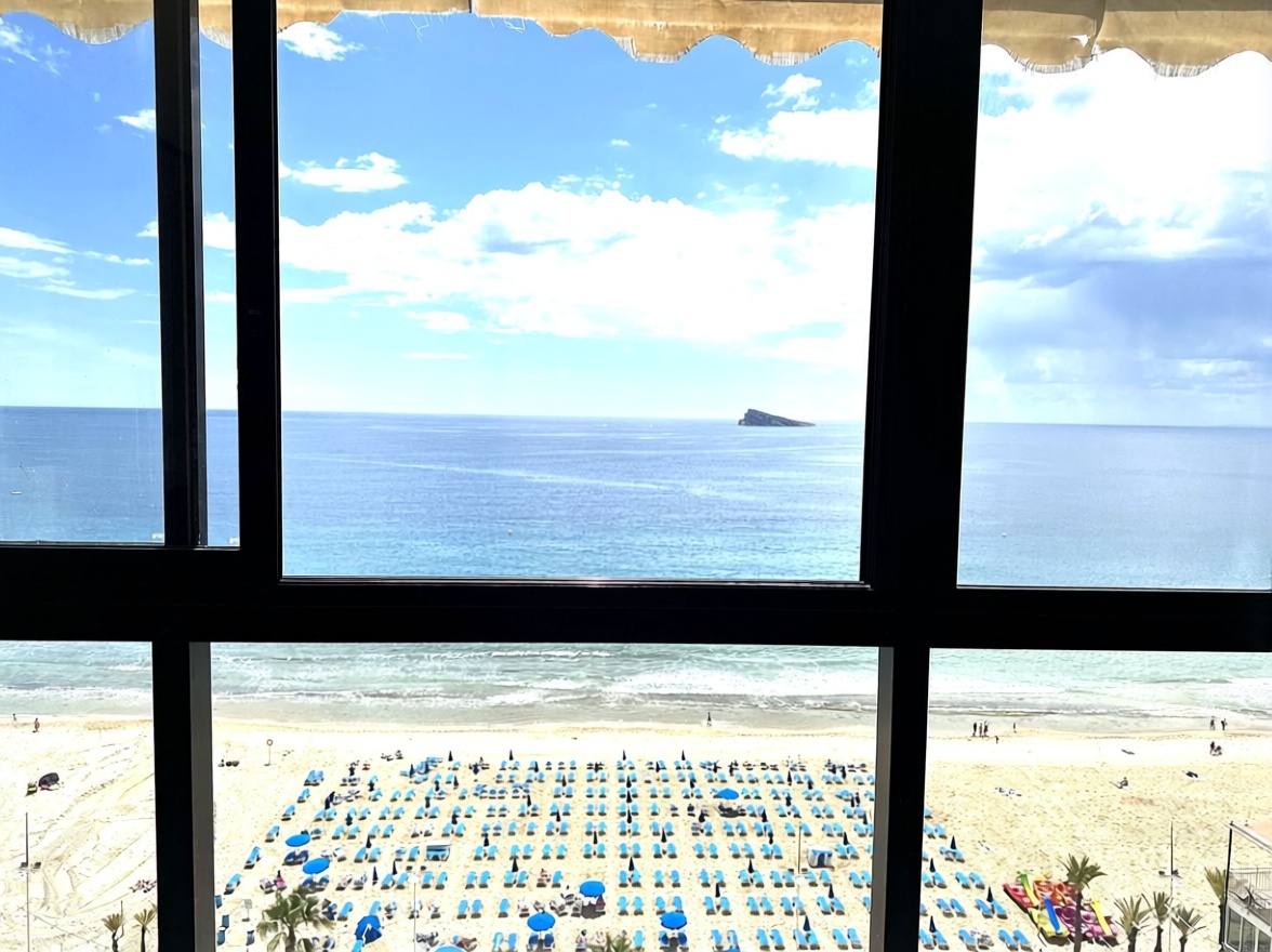 Piso en primera línea de playa en Benidorm — Terraço mar