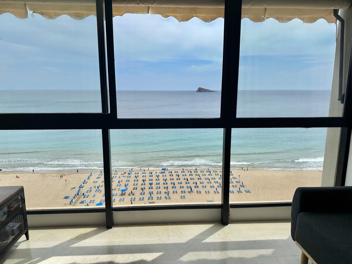 Piso en primera línea de playa en Benidorm — Terraço mar