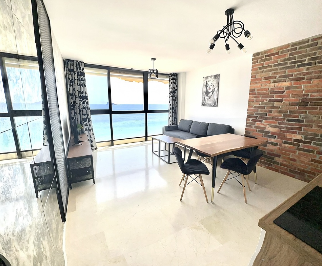 Piso en primera línea de playa en Benidorm — Sala