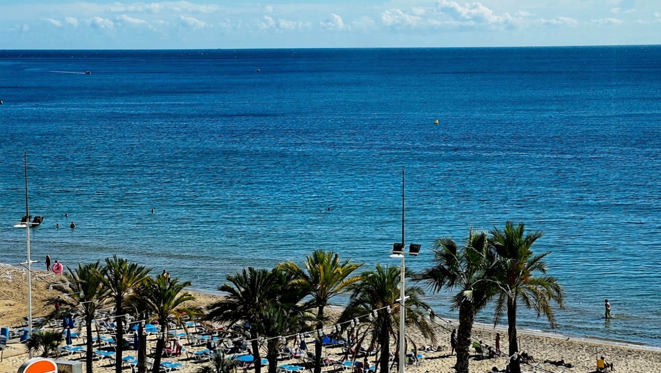 Apartamento em primeira linha de praia em Benidorm — Vista mar