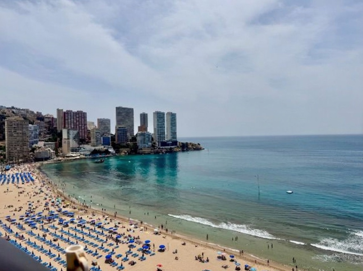 Piso en primera línea de playa en Benidorm — Vista mar