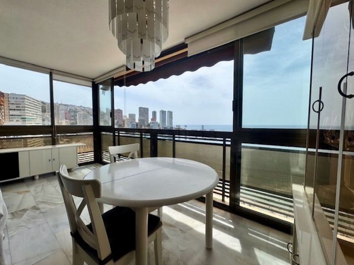 Piso en primera línea de playa en Benidorm — Salón