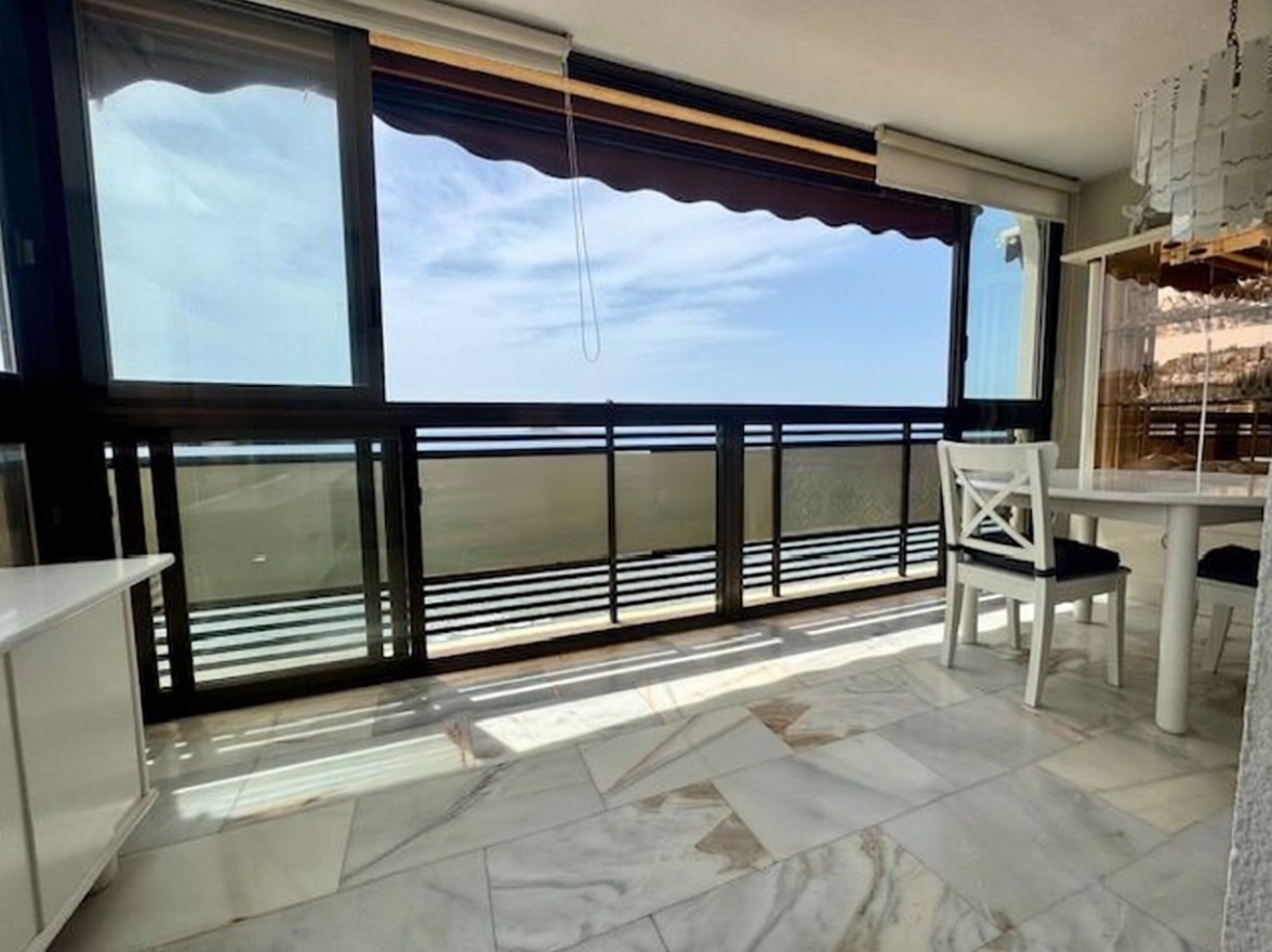 Piso en primera línea de playa en Benidorm — Dormitorio