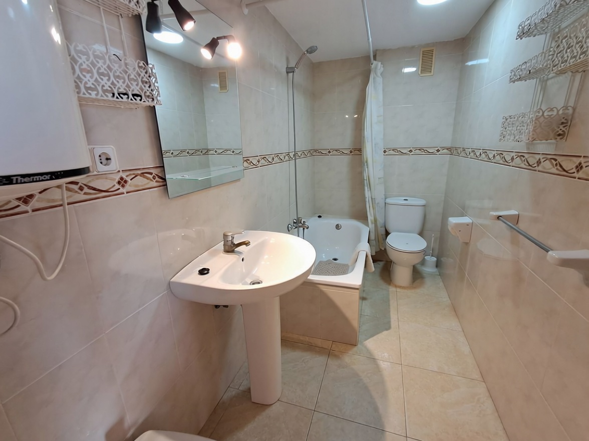 Piso en primera línea de playa en Benidorm — Baño