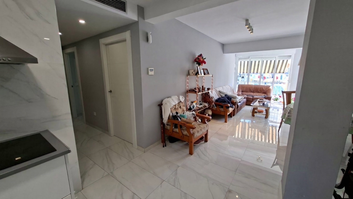 Piso en primera línea de playa en Benidorm — Salón