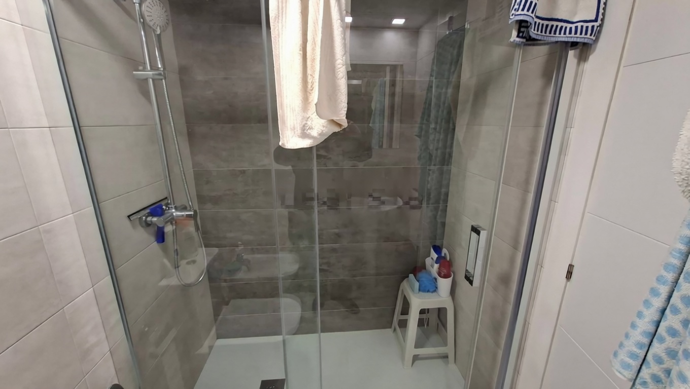 Piso en primera línea de playa en Benidorm — Baño