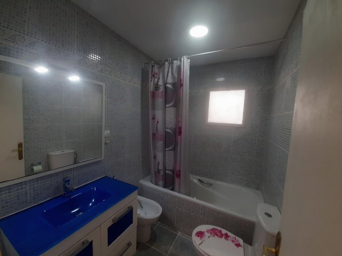 Apartamento em primeira linha de praia em Benidorm — Casa banho