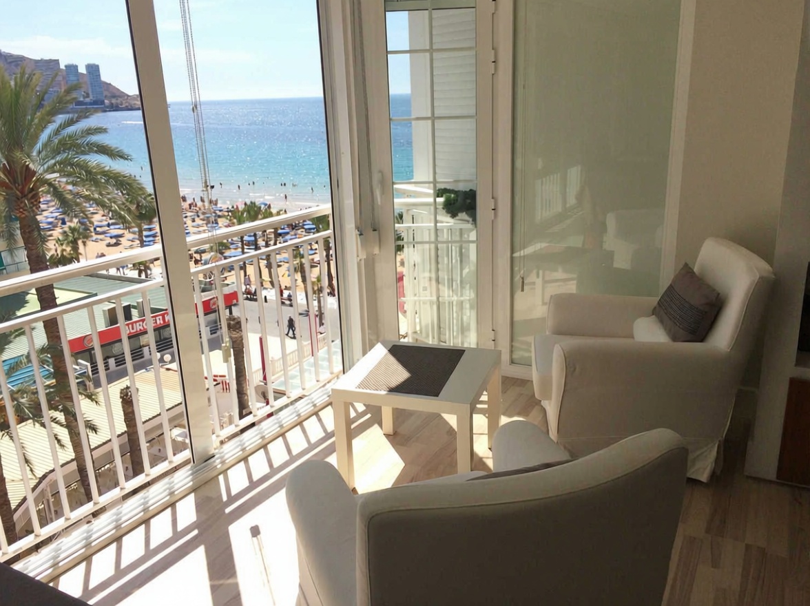 Wohnung in erster Strandlinie in Benidorm — Wohnzimmer