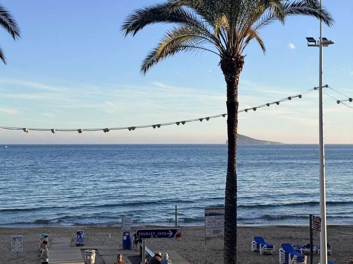 Piso en primera línea de playa en Benidorm — Vista mar