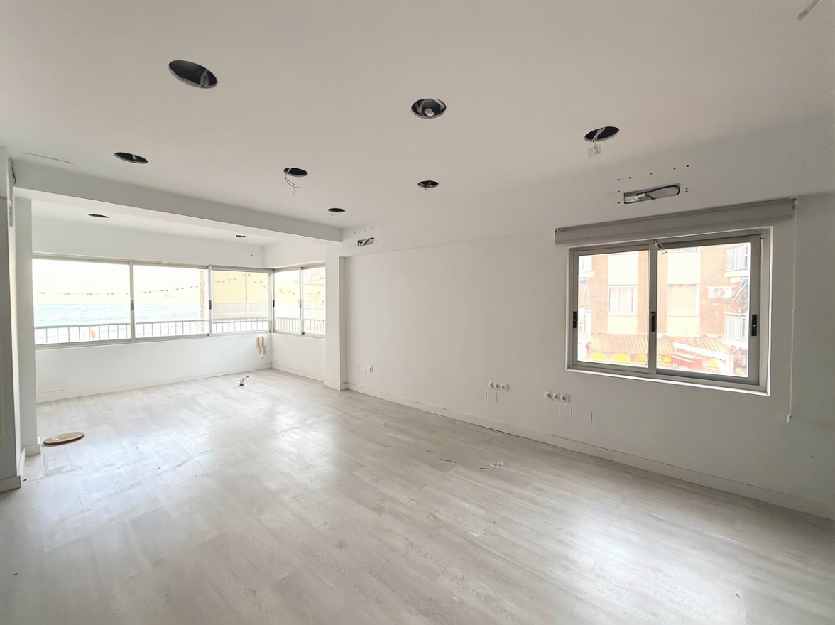 Piso en primera línea de playa en Benidorm — Sala