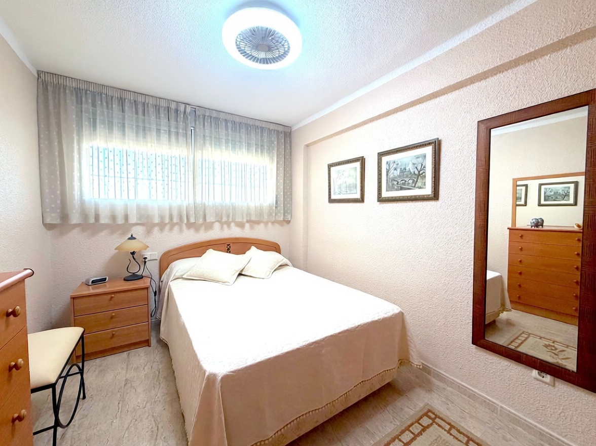 Piso en primera línea de playa en Benidorm — Dormitorio