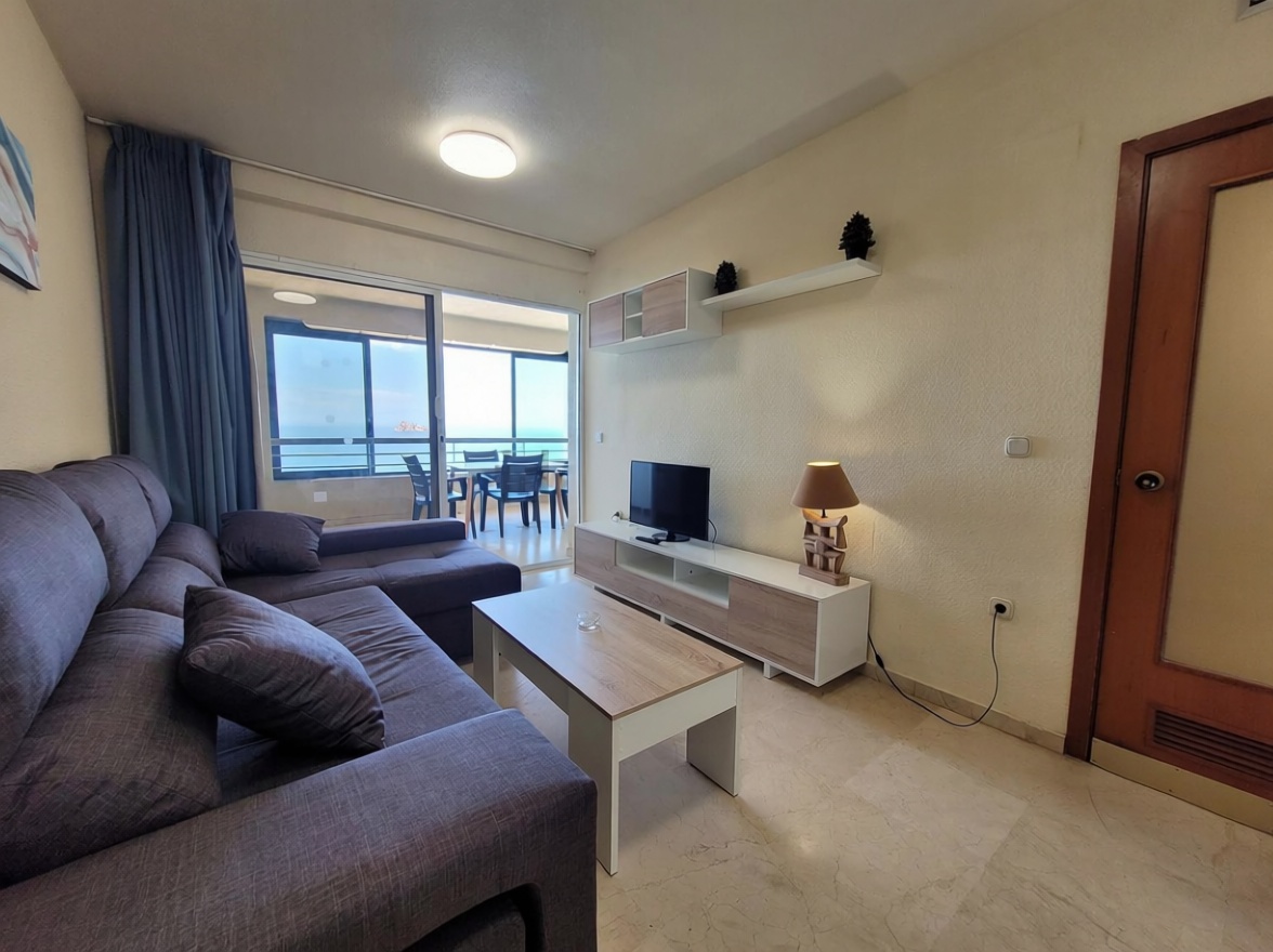 Piso en primera línea de playa en Benidorm — Sala