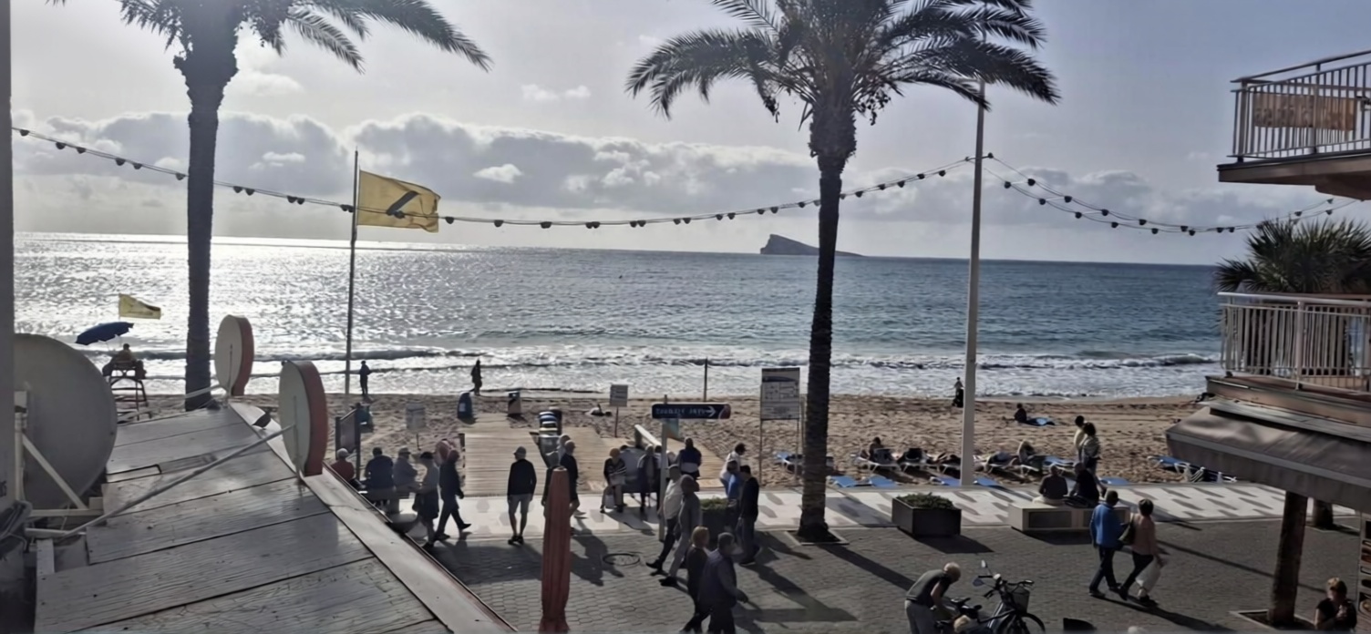 Piso en primera línea de playa en Benidorm — Vista mar