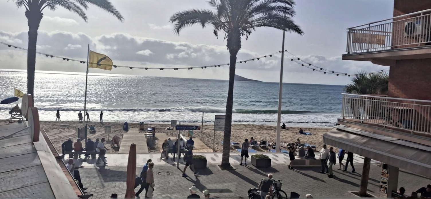 Piso en primera línea de playa en Benidorm — Vista mar