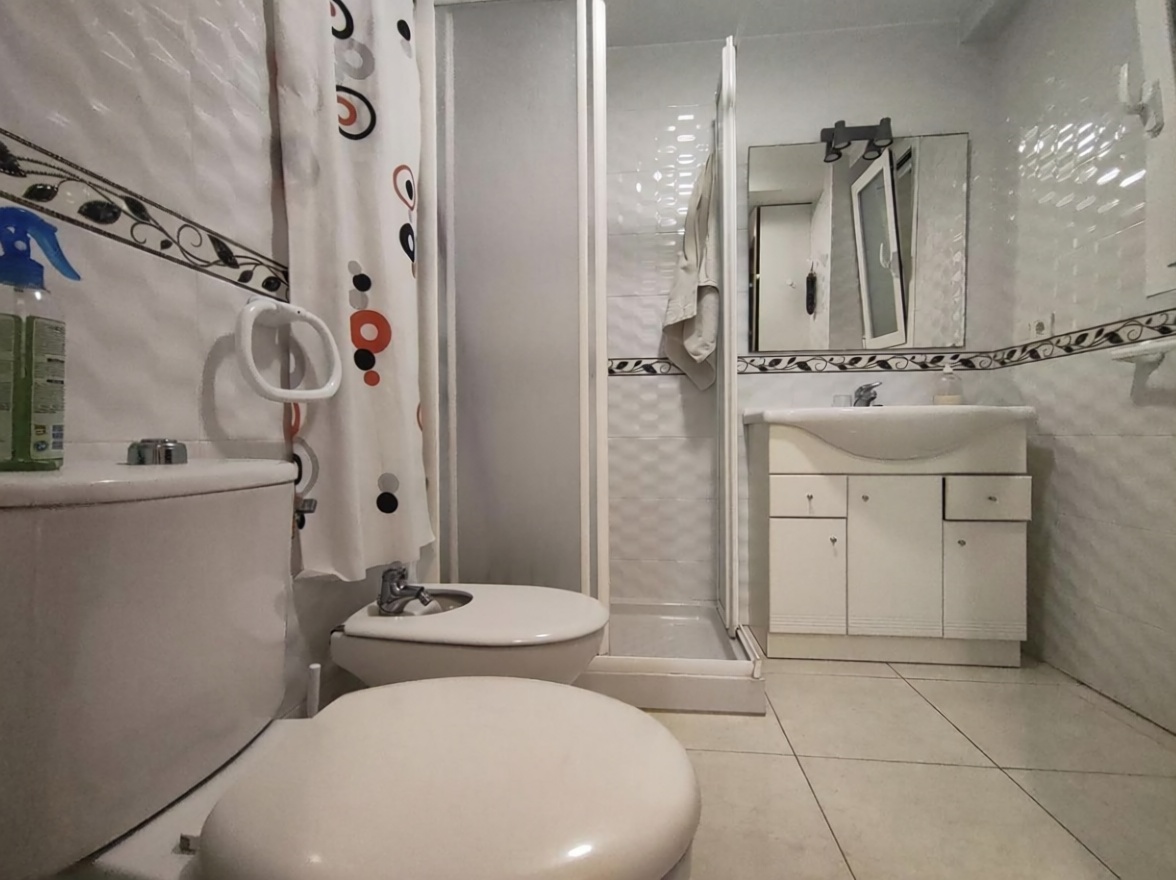 Wohnung in erster Strandlinie in Benidorm — Bad