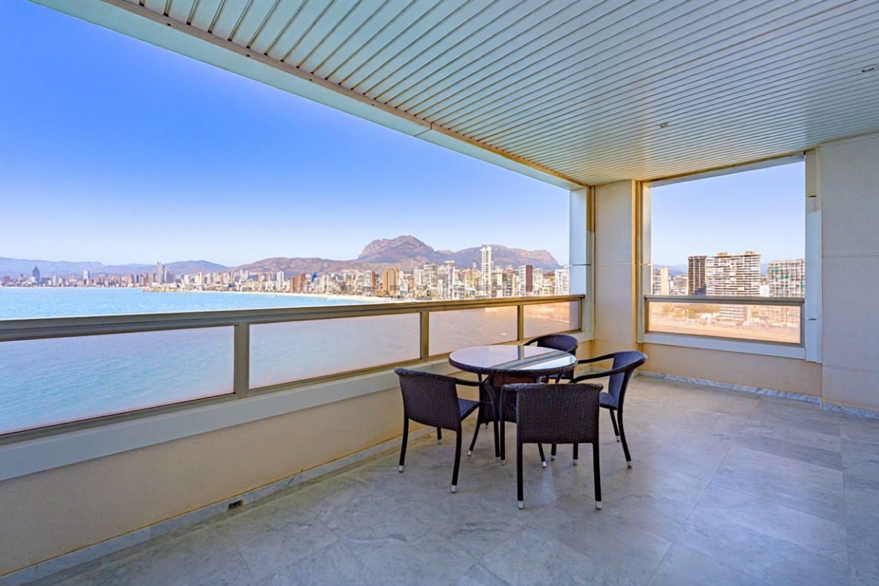Piso en primera línea de playa en Benidorm — Terraço mar