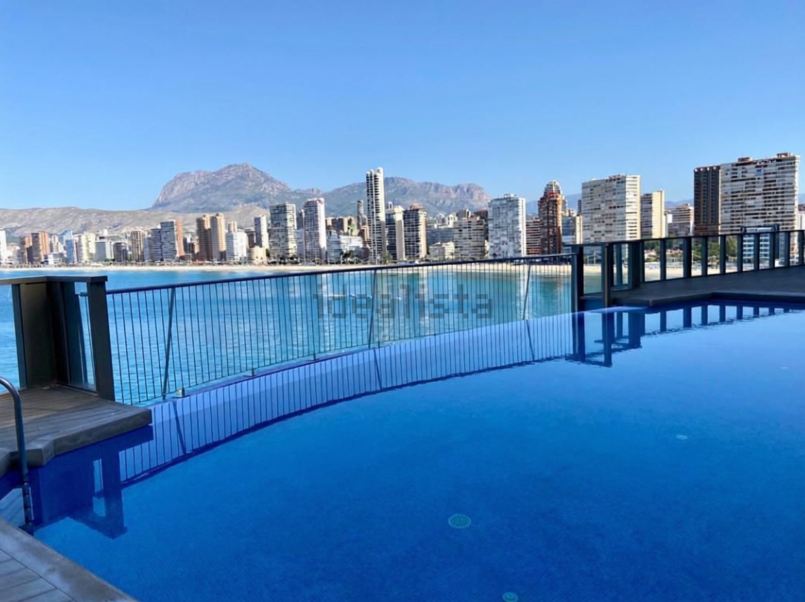 Piso en primera línea de playa en Benidorm — Pool