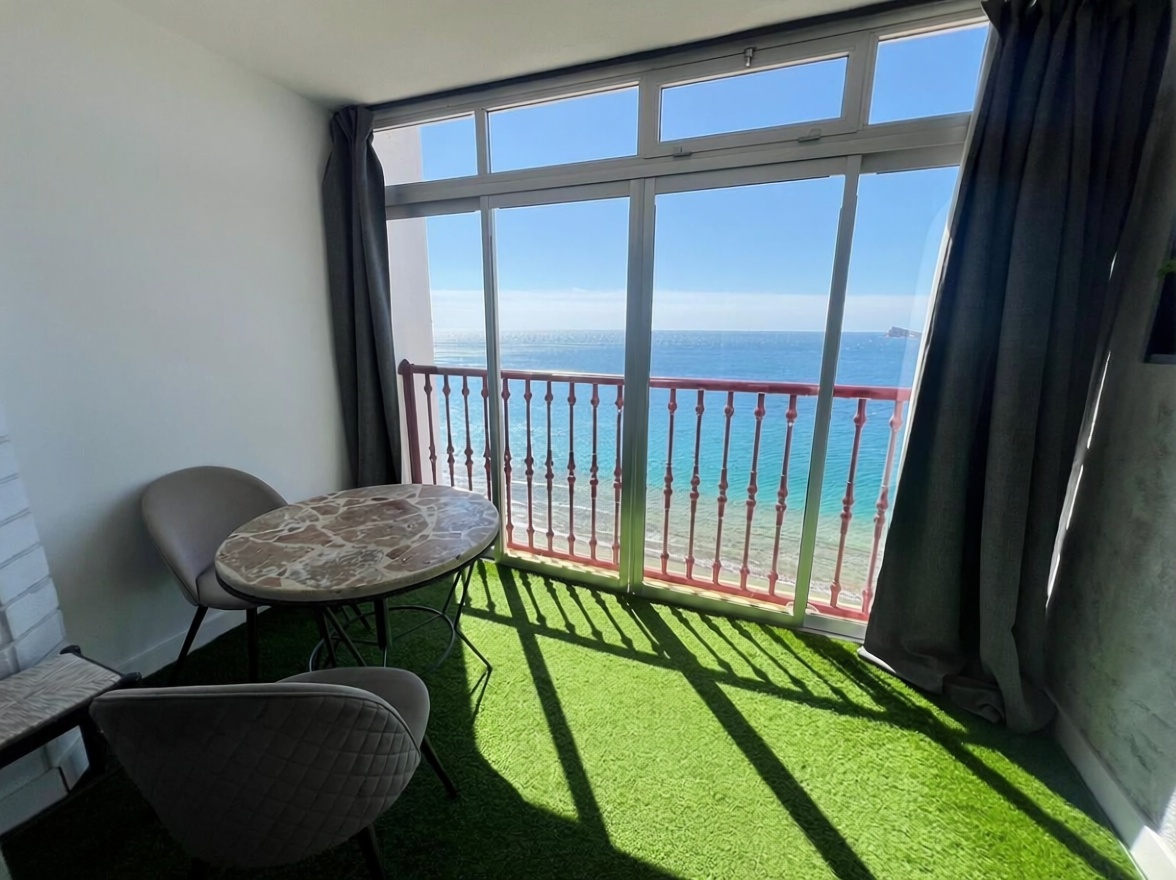Estudio en primera línea de playa en Benidorm — Sea terrace