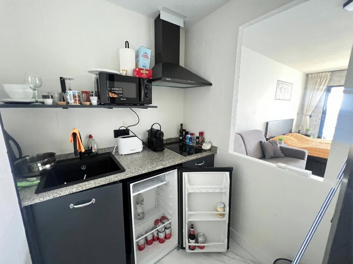 Estudio en primera línea de playa en Benidorm — Kitchen