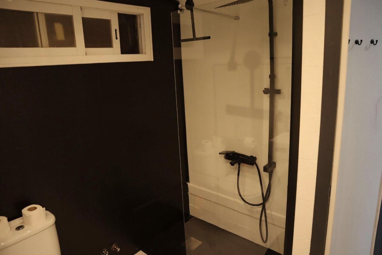 Estudio en primera línea de playa en Benidorm — Baño