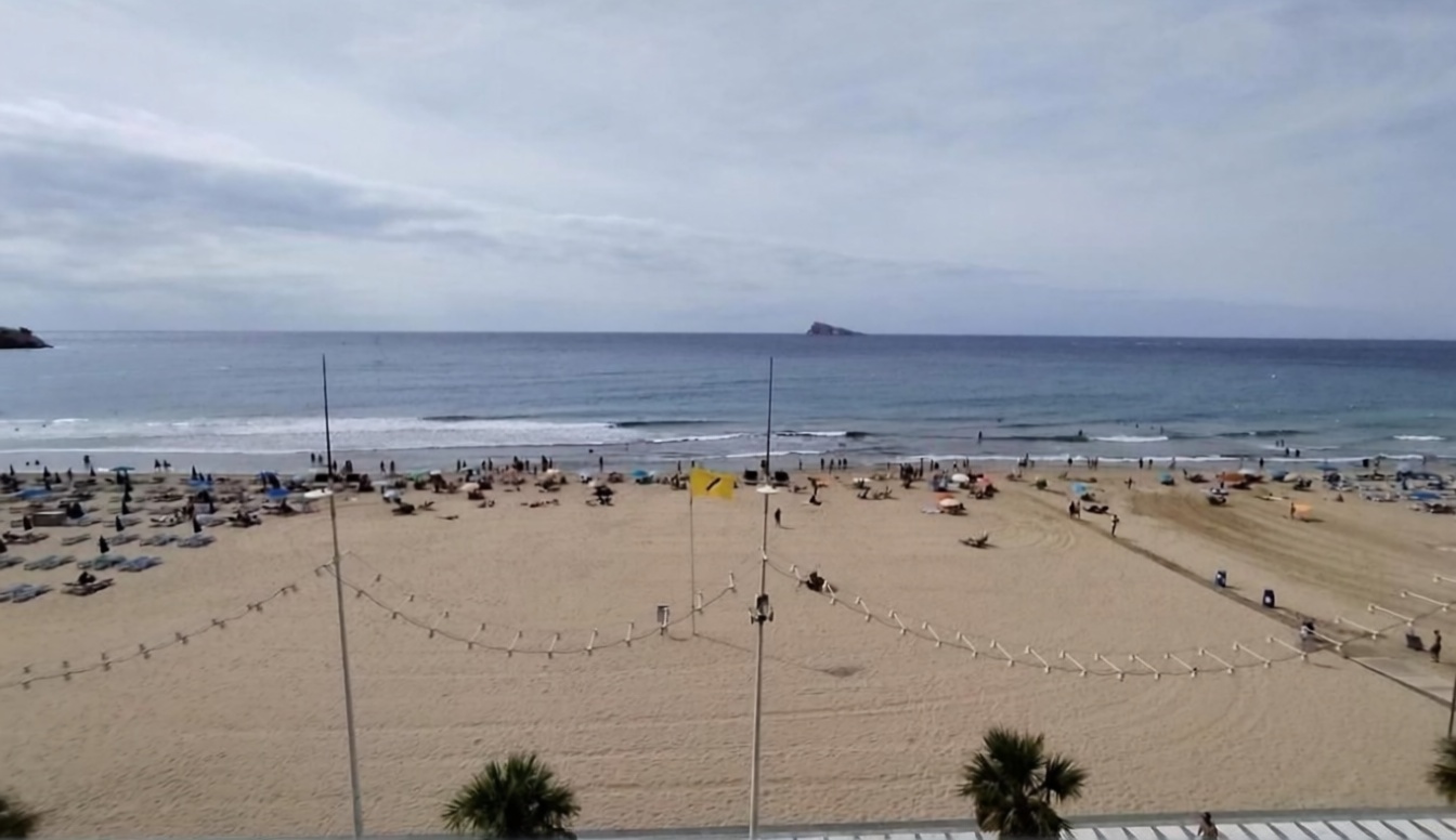 Piso en primera línea de playa en Benidorm — Vista mar