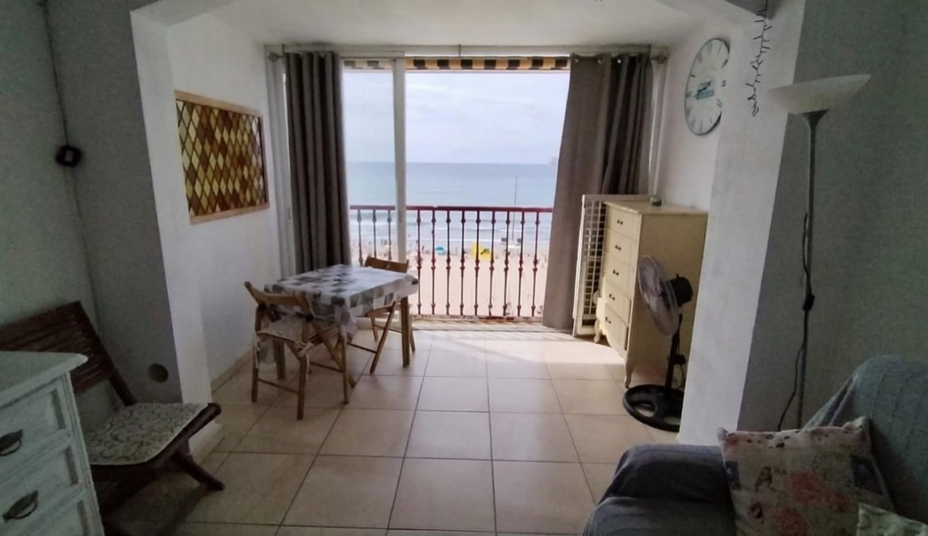 Piso en primera línea de playa en Benidorm — Salón