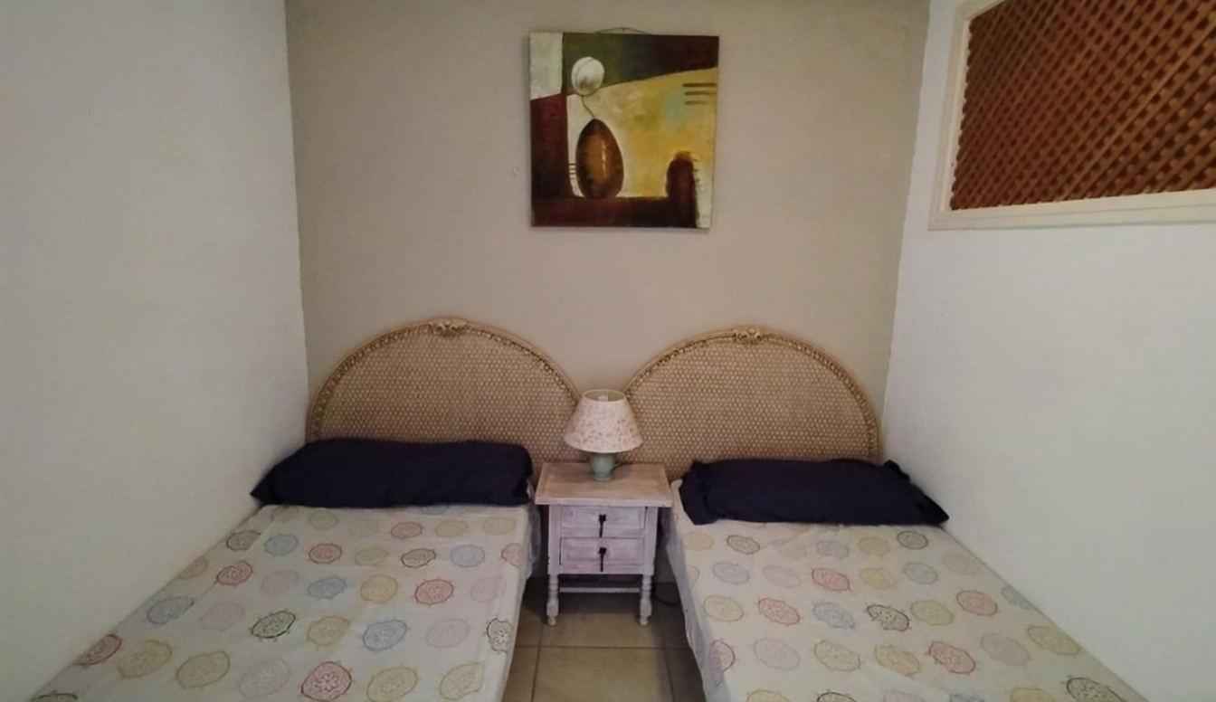 Piso en primera línea de playa en Benidorm — Dormitorio