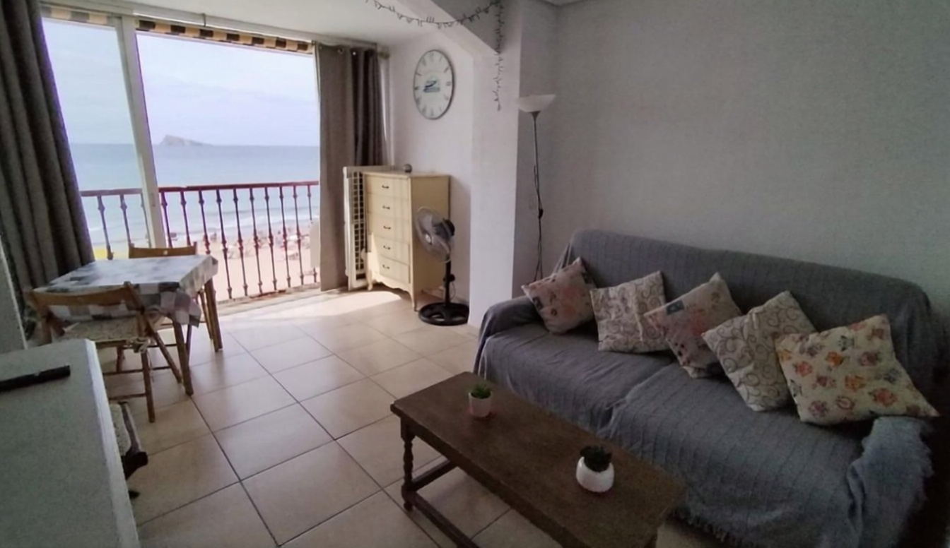 Piso en primera línea de playa en Benidorm — Salón