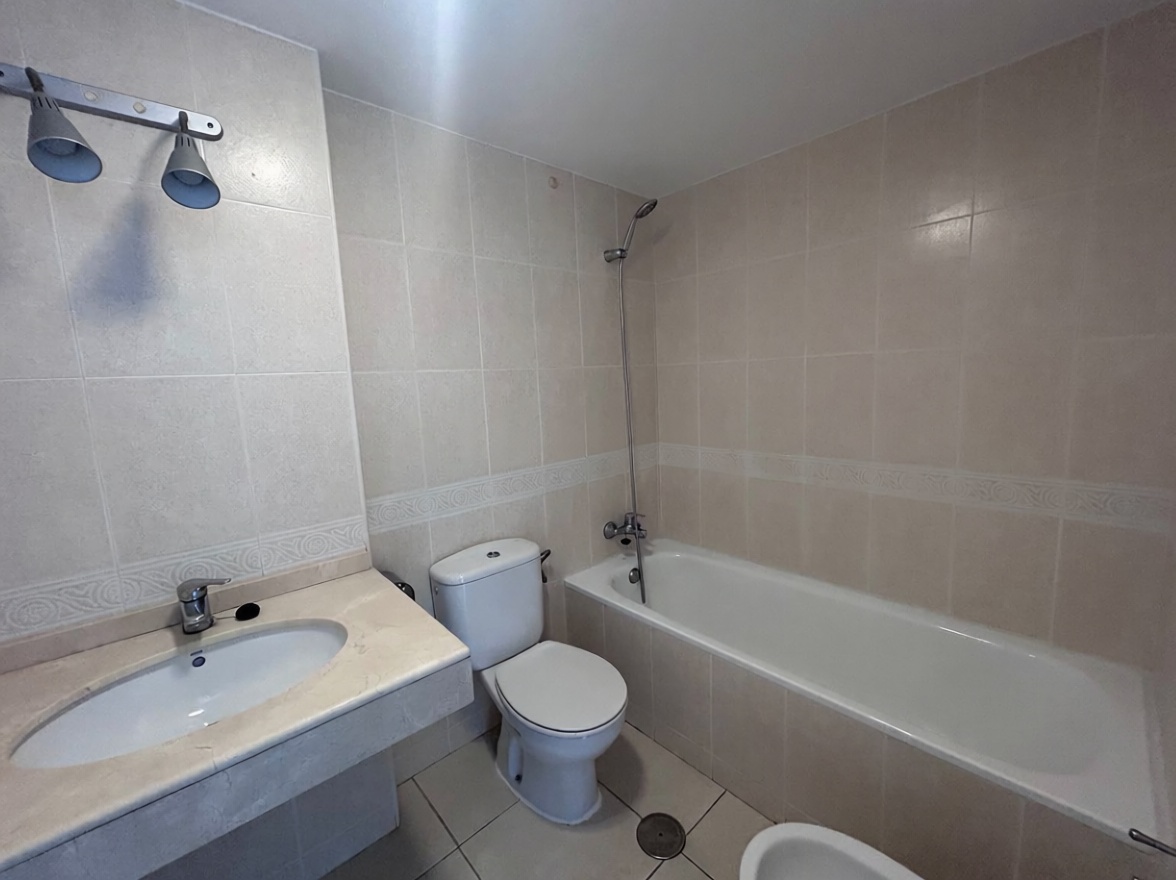Dúplex en primera línea de playa en Benidorm — Baño
